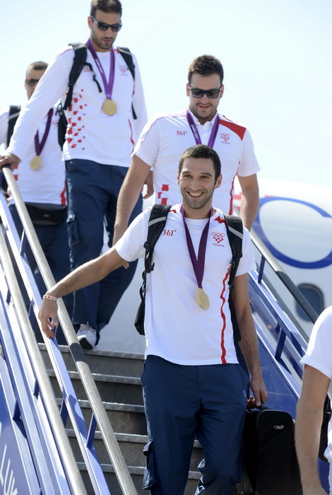 Zagreb, 130812.
Zracna luka Pleso.
Povratak Hrvatskih sportasa u Zagreb sa Olimpijskih igara u Londonu.
Na slici: Na povratku iz Londona sa Olimpijskih Igara, vecina hrvatskih sportasa se vraca avionskim letom Croatie Airlinesa za Zagreb.
Josip Pavic, Sa Zagreb, 130812.
Zracna luka Pleso.
Povratak Hrvatskih sportasa u Zagreb sa Olimpijskih igara u Londonu.
Na slici: Na povratku iz Londona sa Olimpijskih Igara, vecina hrvatskih sportasa se vraca avionskim letom Croatie Airlinesa za Zagreb.
Josip Pavic, Sa