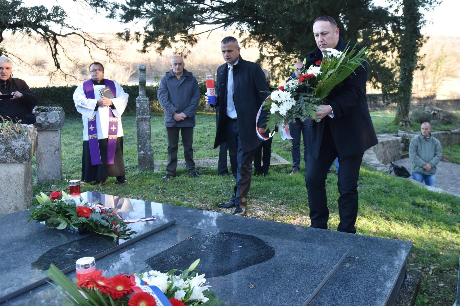 Ervenik: Obilježena 26. godišnjica stradanja obitelji Čengić