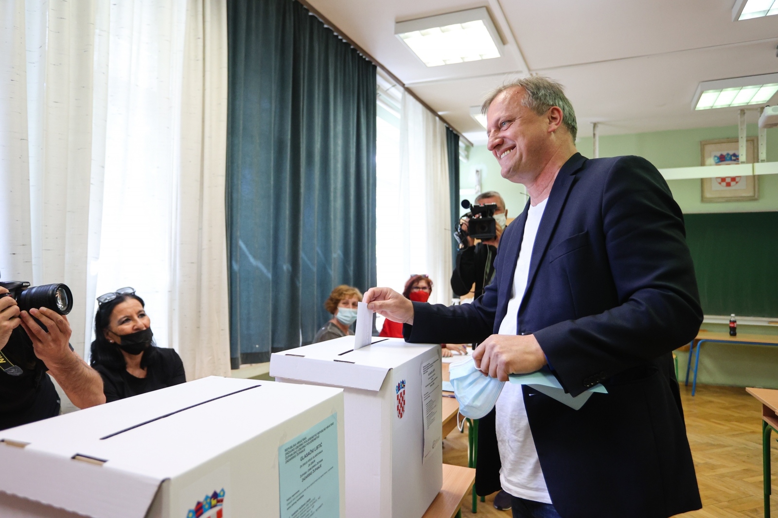 Lokalni izbori: Dr. Branko Dukić izašao na biralište Lokalni izbori: Dr. Branko Dukić izašao na biralište