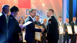 Zrakoplovnoj bazi Zemunik uručeno priznanje “Čovjek-ključ uspjeha u turizmu” Zrakoplovnoj bazi Zemunik uručeno priznanje “Čovjek-ključ uspjeha u turizmu”