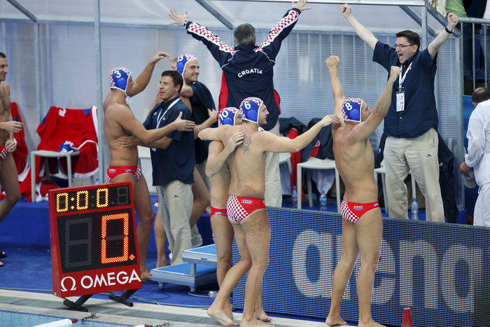 Zagreb, 090910.
Bazen Mladosti na Savi.
29. Europsko prvenstvo u vaterpolu,
Polufinalna utakmica Hrvatska -Srbija.
Na slici:slavlje na klupi.
Foto: Goran Mehkek / CROPIX