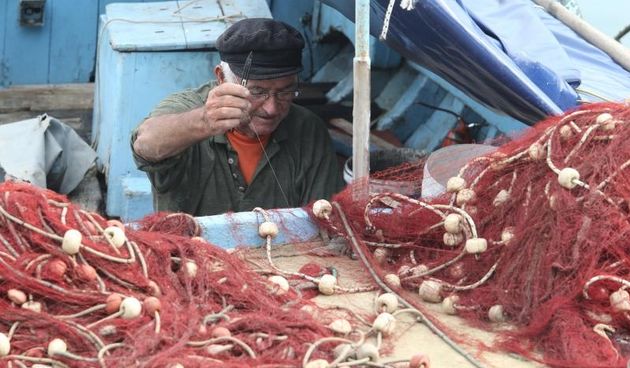 Krpanje ribarske mriže posao koji se sve manje viđa uz obalu Jadrana.  Photo: Ivo Čagalj/PIXSELL