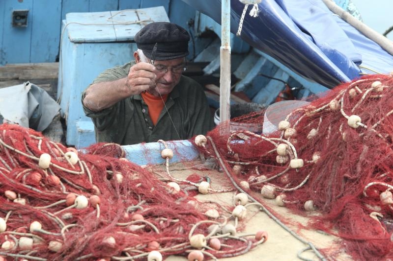 Krpanje ribarske mriže posao koji se sve manje viđa uz obalu Jadrana. Photo: Ivo Čagalj/PIXSELL Krpanje ribarske mriže posao koji se sve manje viđa uz obalu Jadrana. Photo: Ivo Čagalj/PIXSELL