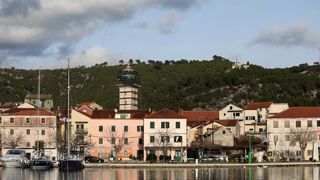 Skradin romantičan mediteranski grad na desnoj obali rijeke Krke Skradin romantičan mediteranski grad na desnoj obali rijeke Krke