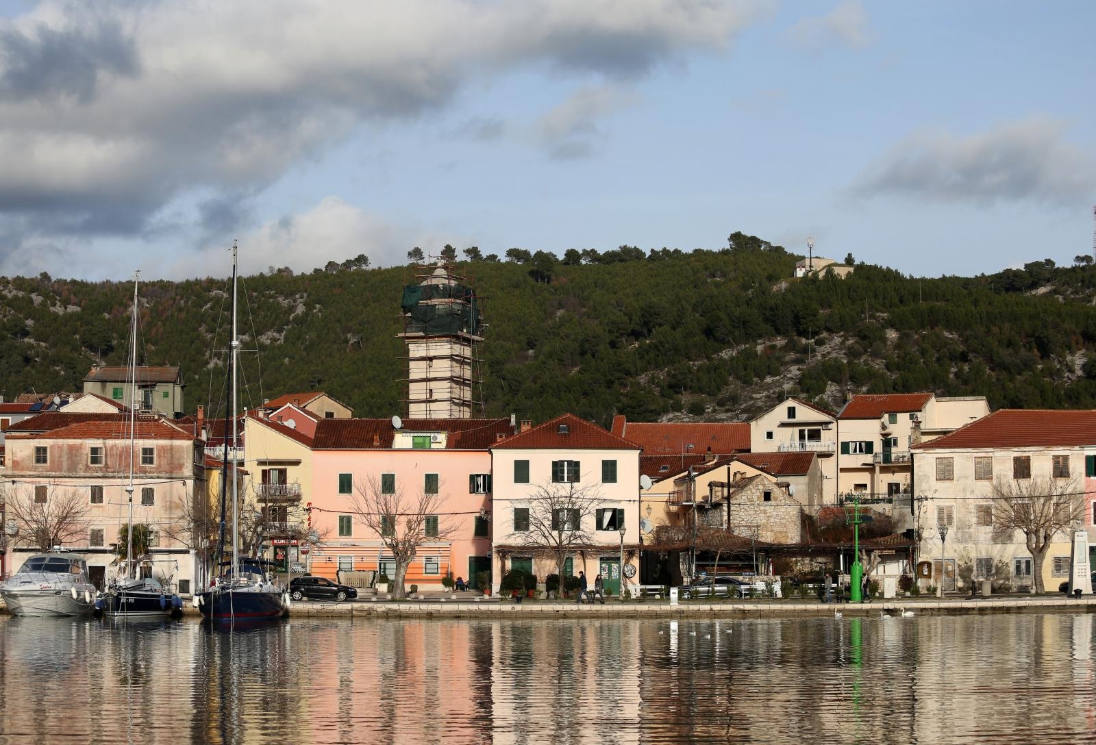 Skradin romantičan mediteranski grad na desnoj obali rijeke Krke Skradin romantičan mediteranski grad na desnoj obali rijeke Krke