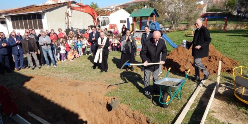 Gradonačelnik Maržić polaže kamen temeljac za novi dječji vrtić, Foto: Grad Pag Gradonačelnik Maržić polaže kamen temeljac za novi dječji vrtić, Foto: Grad Pag