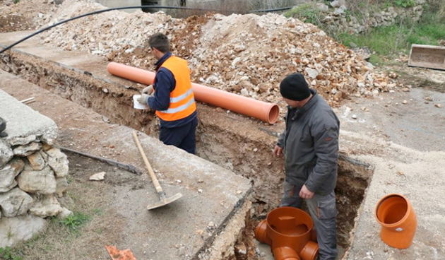 Općinska tvrtka “Vodovod Vir” izvodi radove na Viru. Foto. Virski list