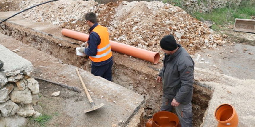 Općinska tvrtka “Vodovod Vir” izvodi radove na Viru. Foto. Virski list Općinska tvrtka “Vodovod Vir” izvodi radove na Viru. Foto. Virski list