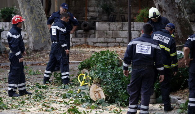 Zadar, 300710.
U neposrednoj blizini zadarskog Arsenala u petak predvecer odmah iza 18 sati srusilo se stablo i palo na automobil. U pomoc su odmah dosli zadarski vatrogasci interventnim vozilom te motornim pilama razrezali stablo koje se zbog obilne kise