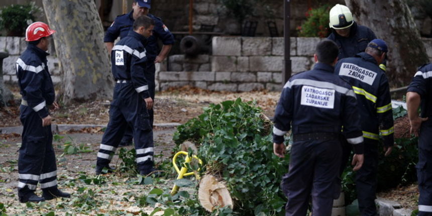 Zadar, 300710.
U neposrednoj blizini zadarskog Arsenala u petak predvecer odmah iza 18 sati srusilo se stablo i palo na automobil. U pomoc su odmah dosli zadarski vatrogasci interventnim vozilom te motornim pilama razrezali stablo koje se zbog obilne kise