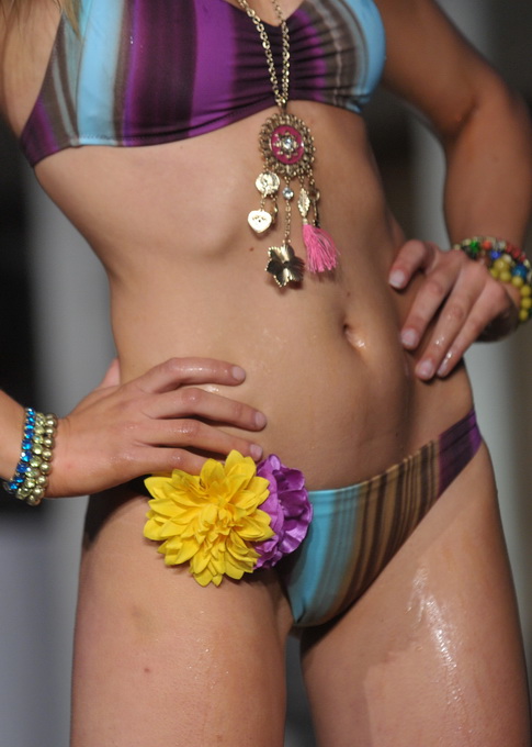 Zagreb, 050612. 
Modna kuca Goldenpoint za sezonu proljece/ljeto 2012. pripremila je zanimljivu kolekciju kupacih kostima. Dio asortimana mogli su vidjeti i zagrebcani na reviji u Gallery-u . Pedesetak modela kostima prezentirali su manekenke i manekeni n