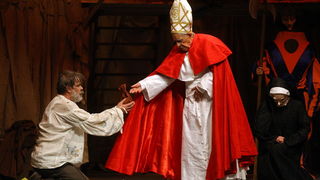 Zadar, 181010.Kazalista lutaka Zadar u crkvi Sv. Dominika, veceras je premijerno izvelo predstava Michelangelo Buonarroti nastala prema drami Miroslava Krleze. Reziju i prilagodbu teksta potpisuje Drazen Ferencina, Michelangela igra Zlatko Kosta, a lik p Zadar, 181010.Kazalista lutaka Zadar u crkvi Sv. Dominika, veceras je premijerno izvelo predstava Michelangelo Buonarroti nastala prema drami Miroslava Krleze. Reziju i prilagodbu teksta potpisuje Drazen Ferencina, Michelangela igra Zlatko Kosta, a lik p