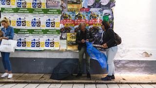 Kiša je potopila ulice grada. Jesen je stigla u svom svojem sjaju