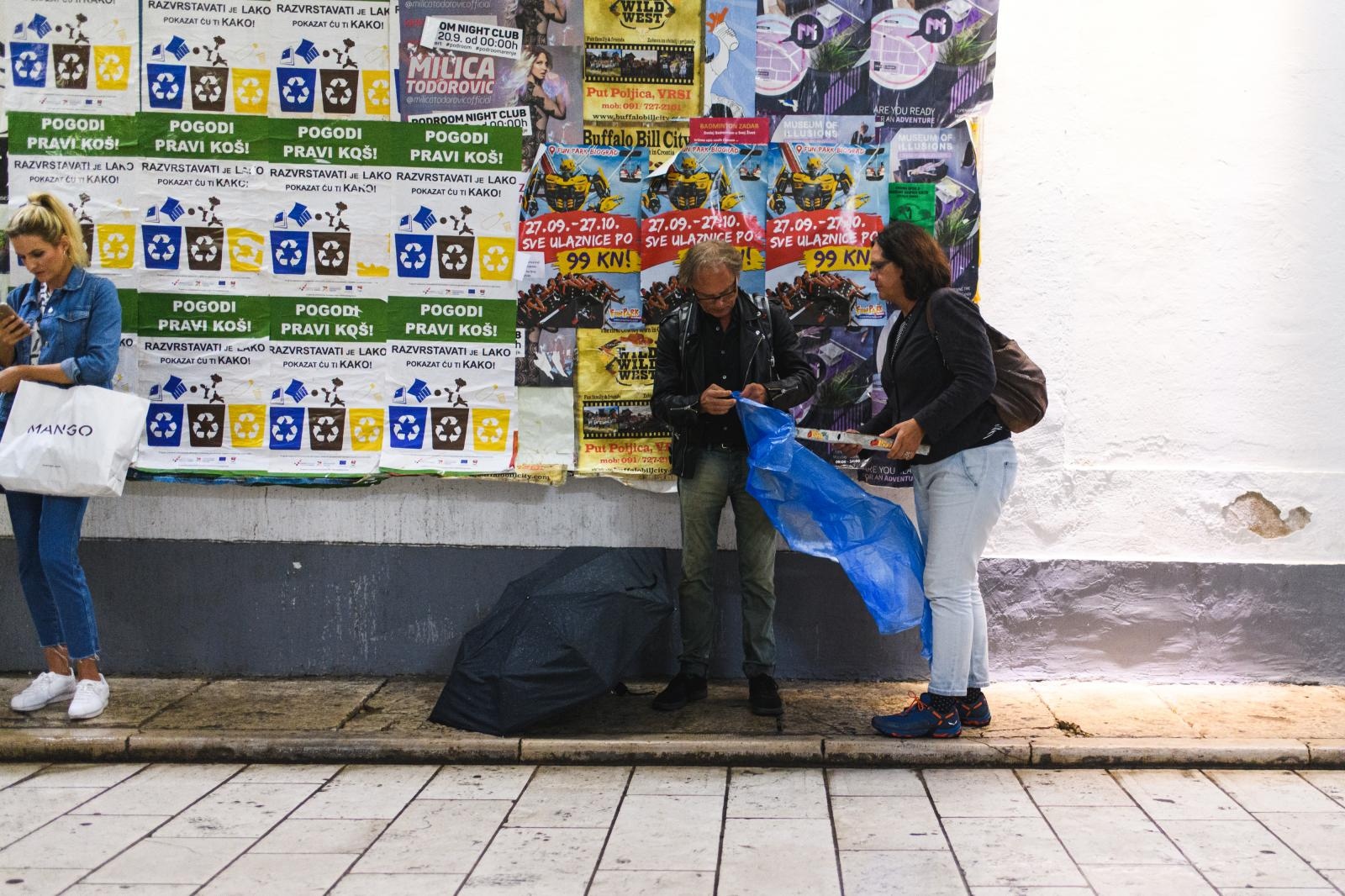 Kiša je potopila ulice grada. Jesen je stigla u svom svojem sjaju