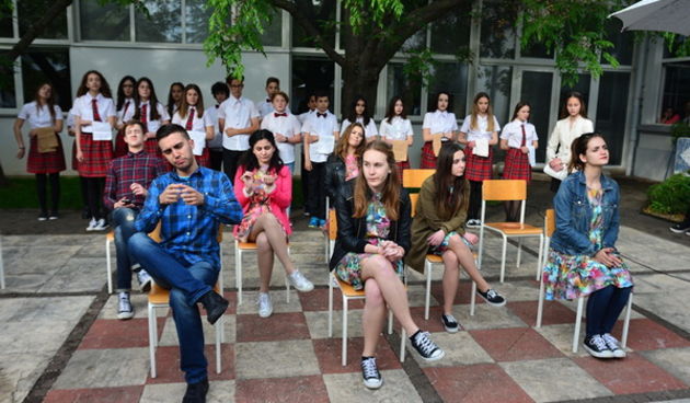 Kazališna udruga “Igrajmo se” predstavila je dramsku igru “Coffee to go” u atriju Gradske knjižnice Zadar