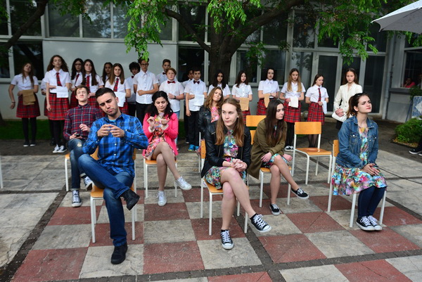 Kazališna udruga “Igrajmo se” predstavila je dramsku igru “Coffee to go” u atriju Gradske knjižnice Zadar