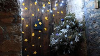 Razvodje – Marko Duvancic, jedan od najpoznatijih proizvodjaca vina oducio je da na svom imanju osim bacava od vina koje je pretvorio u sobe za smjestaj gostiju iznenadi svoje goste a posebno djecu bozicnom bajkom. U tom stilu okitio je i osvijetlio svoje Razvodje – Marko Duvancic, jedan od najpoznatijih proizvodjaca vina oducio je da na svom imanju osim bacava od vina koje je pretvorio u sobe za smjestaj gostiju iznenadi svoje goste a posebno djecu bozicnom bajkom. U tom stilu okitio je i osvijetlio svoje