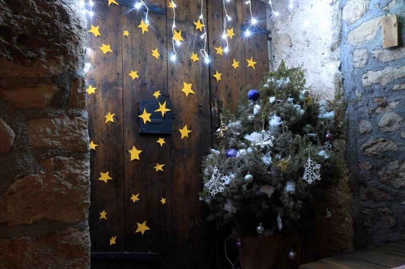 Razvodje – Marko Duvancic, jedan od najpoznatijih proizvodjaca vina oducio je da na svom imanju osim bacava od vina koje je pretvorio u sobe za smjestaj gostiju iznenadi svoje goste a posebno djecu bozicnom bajkom. U tom stilu okitio je i osvijetlio svoje Razvodje – Marko Duvancic, jedan od najpoznatijih proizvodjaca vina oducio je da na svom imanju osim bacava od vina koje je pretvorio u sobe za smjestaj gostiju iznenadi svoje goste a posebno djecu bozicnom bajkom. U tom stilu okitio je i osvijetlio svoje