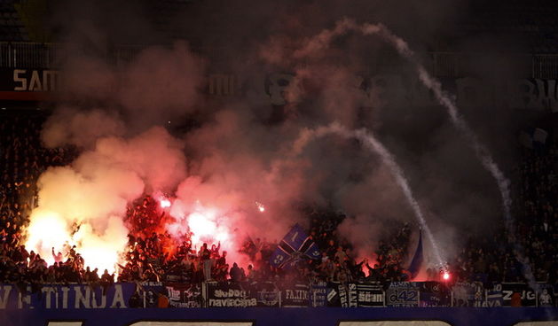 Zagreb, 240310.
Stadion Maksimir.
Prva polufinalna nogometna utakmica Hrvatskog kupa izmedju Dinama i Hajduka.
Na slici: navijaci Dinama, BBB.
Foto: Ronald Gorsic / CROPIX