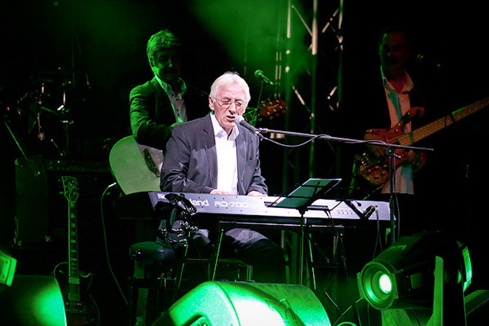 Oliver Dragojević i gudački orekestar Alana Bjelinskog na Višnjiku 22. ožujka 2011. Foto: Kristijan Orlić Oliver Dragojević i gudački orekestar Alana Bjelinskog na Višnjiku 22. ožujka 2011. Foto: Kristijan Orlić