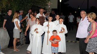 Na Stanovima se Kraljica mira slavi već preko 20 godina, a sinoćnjim misnim slavljem, procesijom i kasnije koncertom na školskom igralištu Stanarci su proslavili još jednu feštu. Koncert su održali grupa Dalmatico i Ivica Sikirić Ićo, foto: I. Perinčić Na Stanovima se Kraljica mira slavi već preko 20 godina, a sinoćnjim misnim slavljem, procesijom i kasnije koncertom na školskom igralištu Stanarci su proslavili još jednu feštu. Koncert su održali grupa Dalmatico i Ivica Sikirić Ićo, foto: I. Perinčić