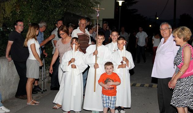 Na Stanovima se Kraljica mira slavi već preko 20 godina, a sinoćnjim misnim slavljem, procesijom i kasnije koncertom na školskom igralištu Stanarci su proslavili još jednu feštu. Koncert su održali grupa Dalmatico i Ivica Sikirić Ićo, foto: I. Perinčić