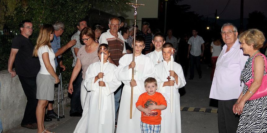 Na Stanovima se Kraljica mira slavi već preko 20 godina, a sinoćnjim misnim slavljem, procesijom i kasnije koncertom na školskom igralištu Stanarci su proslavili još jednu feštu. Koncert su održali grupa Dalmatico i Ivica Sikirić Ićo, foto: I. Perinčić