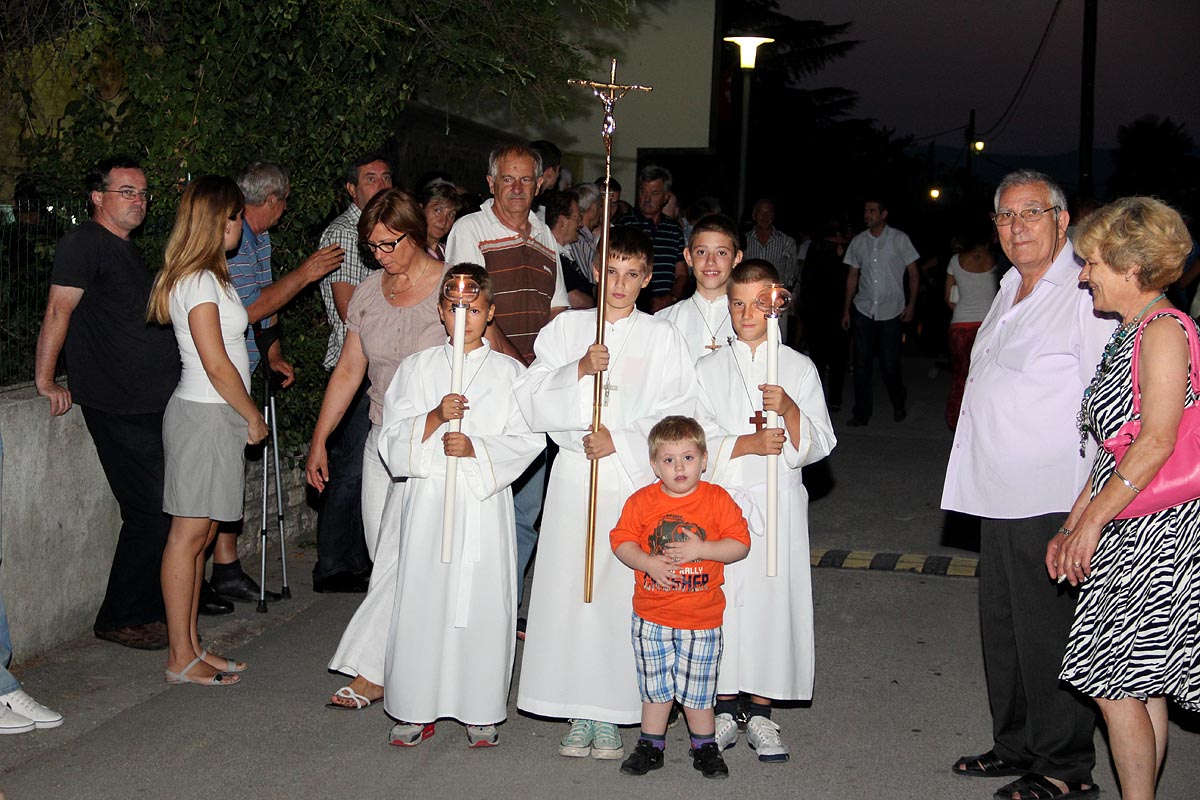 Na Stanovima se Kraljica mira slavi već preko 20 godina, a sinoćnjim misnim slavljem, procesijom i kasnije koncertom na školskom igralištu Stanarci su proslavili još jednu feštu. Koncert su održali grupa Dalmatico i Ivica Sikirić Ićo, foto: I. Perinčić Na Stanovima se Kraljica mira slavi već preko 20 godina, a sinoćnjim misnim slavljem, procesijom i kasnije koncertom na školskom igralištu Stanarci su proslavili još jednu feštu. Koncert su održali grupa Dalmatico i Ivica Sikirić Ićo, foto: I. Perinčić