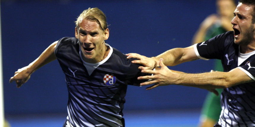 Zagreb, 250712.
Stadion Maksimir.
Utakmica drugog pretkola, lige prvaka : GNK Dinamo – PFC Ludogorets. Rezultat prve utakmice u bugarskom Razgradu je bio 1:1.
Na slici: Domagoj Vida strijela pobjedonosnog gola.
Foto: Nenad Dugi / CROPIX Zagreb, 250712.
Stadion Maksimir.
Utakmica drugog pretkola, lige prvaka : GNK Dinamo – PFC Ludogorets. Rezultat prve utakmice u bugarskom Razgradu je bio 1:1.
Na slici: Domagoj Vida strijela pobjedonosnog gola.
Foto: Nenad Dugi / CROPIX