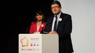 Zadar, 050413.
Veceras je u HNK Zadar odrzano predstavljanje liste koalicije SDP-HNS-HSU za Europski parlament. Na predstavljanju su govorili predsjednik SDP-a Zoran Milanovic, predsjednica HNS-a Vesna Pusic, predsjednik HSU-a Silvano Hrelja, te prvi na l Zadar, 050413.
Veceras je u HNK Zadar odrzano predstavljanje liste koalicije SDP-HNS-HSU za Europski parlament. Na predstavljanju su govorili predsjednik SDP-a Zoran Milanovic, predsjednica HNS-a Vesna Pusic, predsjednik HSU-a Silvano Hrelja, te prvi na l