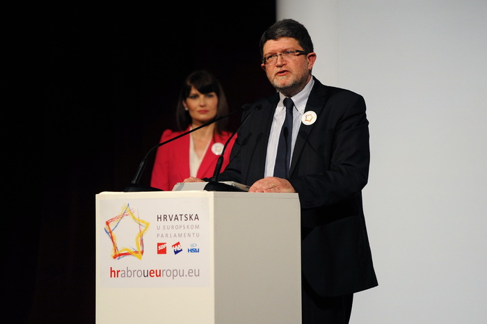 Zadar, 050413.
Veceras je u HNK Zadar odrzano predstavljanje liste koalicije SDP-HNS-HSU za Europski parlament. Na predstavljanju su govorili predsjednik SDP-a Zoran Milanovic, predsjednica HNS-a Vesna Pusic, predsjednik HSU-a Silvano Hrelja, te prvi na l Zadar, 050413.
Veceras je u HNK Zadar odrzano predstavljanje liste koalicije SDP-HNS-HSU za Europski parlament. Na predstavljanju su govorili predsjednik SDP-a Zoran Milanovic, predsjednica HNS-a Vesna Pusic, predsjednik HSU-a Silvano Hrelja, te prvi na l