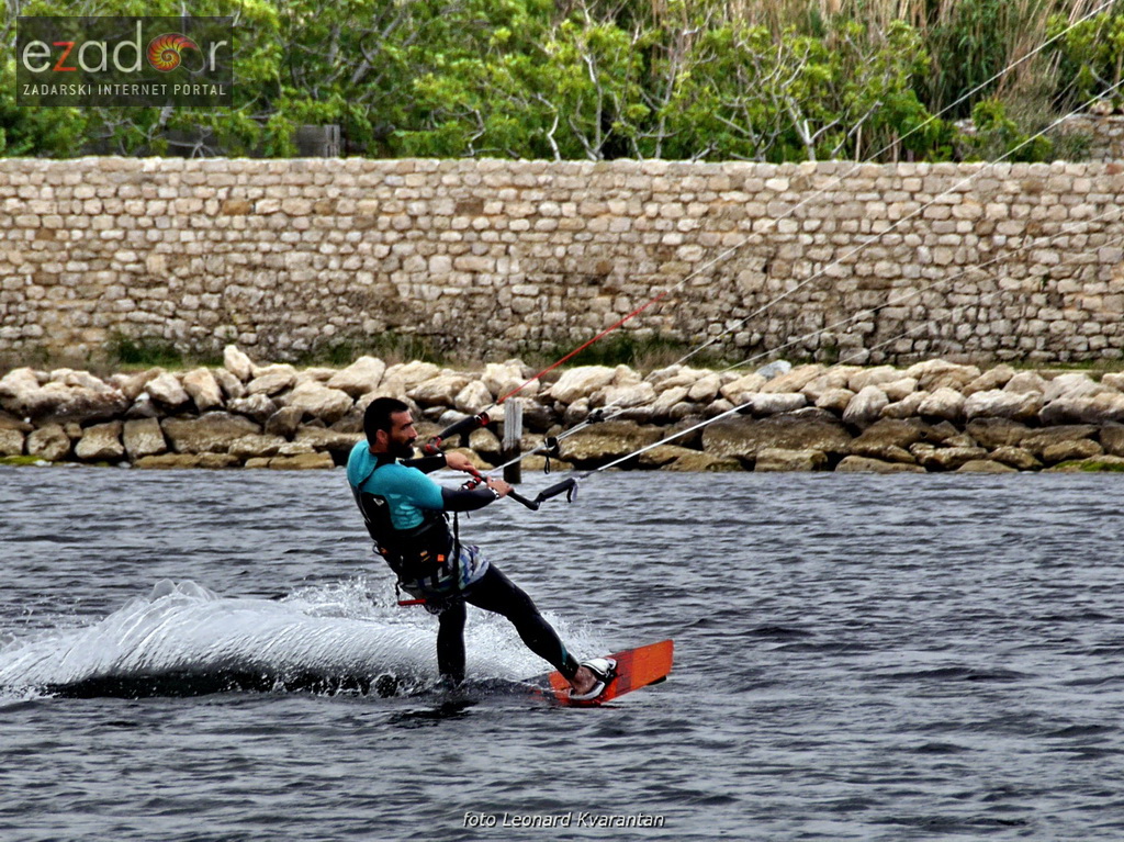 Kiteri guštali u refulima ninske bure Kiteri guštali u refulima ninske bure