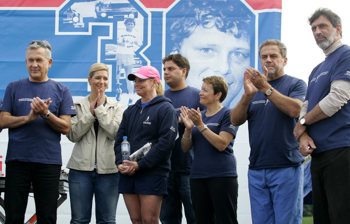 Zagreb, 190910.
Danas se na malom Jarunskom jezeru odrzava humanitarna manifestacija Terry Fox Run koja je pod pokroviteljstvom predsjednika drzave Ive Josipovica, Vlade RH i Grada Zagreba. Gradjani mogu sudjelovati trcanjem, hodanjem, rolanjem i voznjom