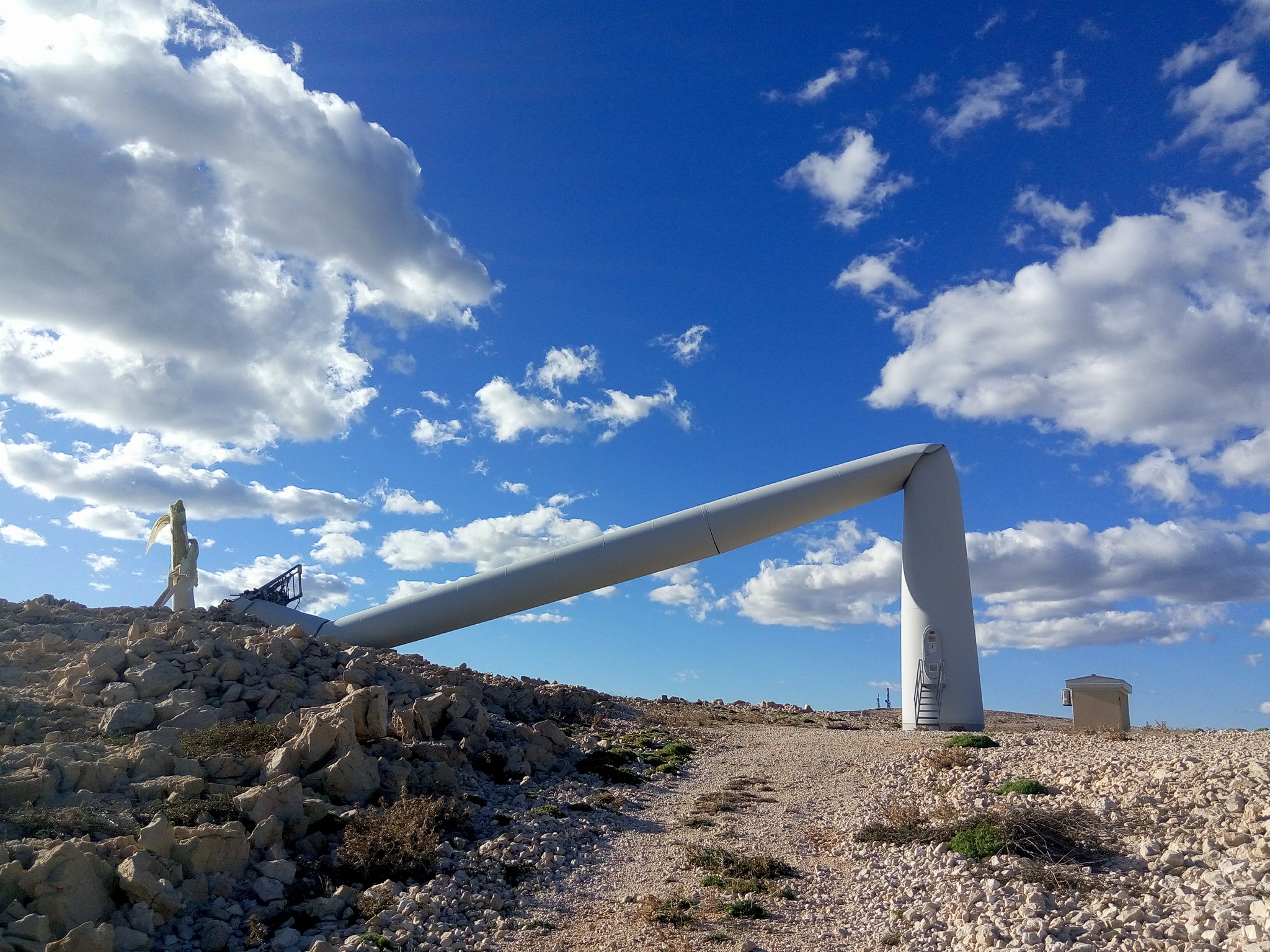 Olujna bura srušila vjetro elektranu na Pagu Olujna bura srušila vjetro elektranu na Pagu