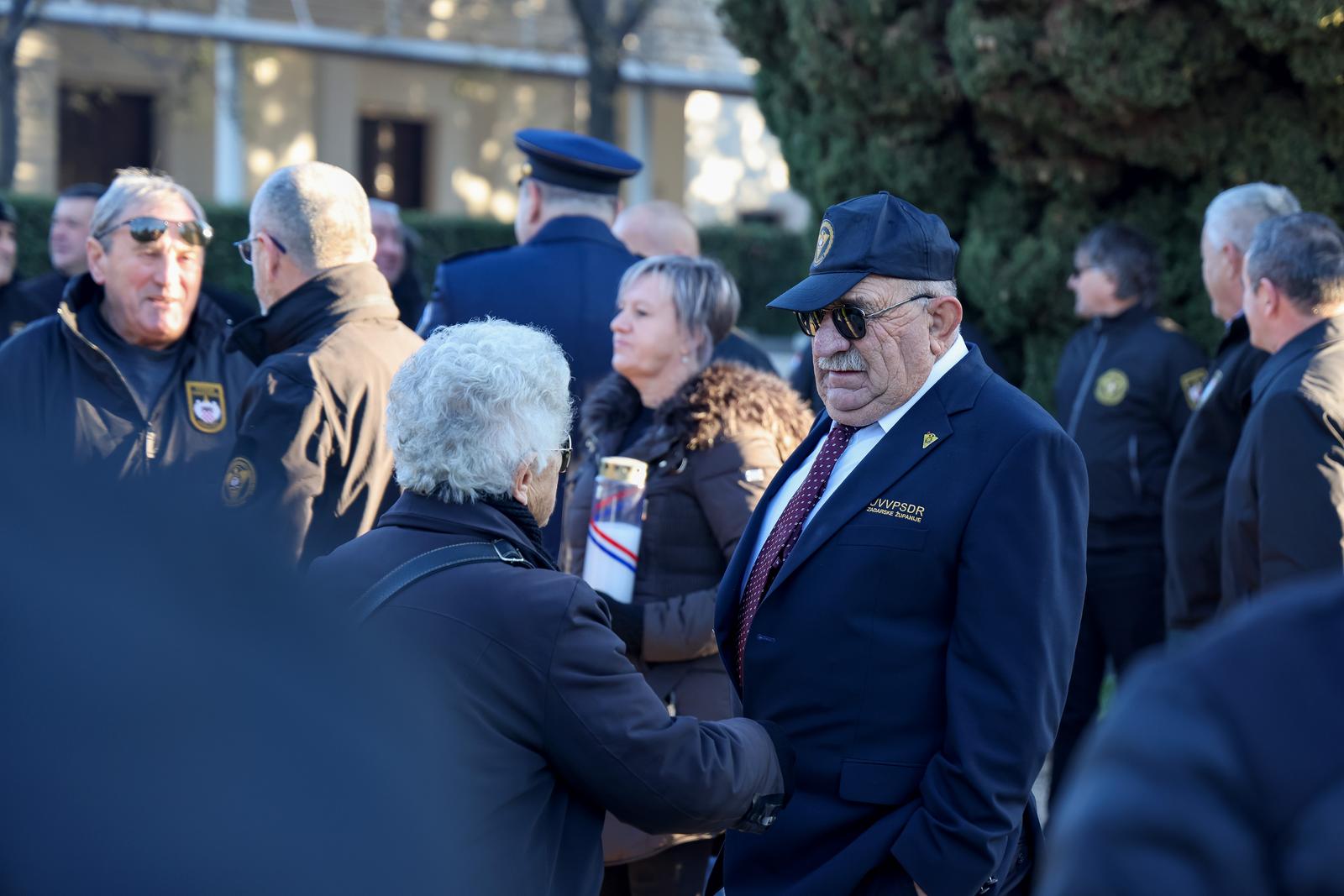 Na Gradskom groblju položeni vijenci povodom obilježavanja 33. obljetnice 72. bojne Vojne policije Na Gradskom groblju položeni vijenci povodom obilježavanja 33. obljetnice 72. bojne Vojne policije