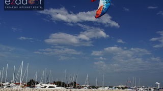 Guštanje surfera u jakom jugu Guštanje surfera u jakom jugu