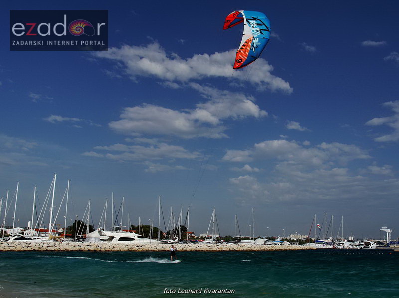 Guštanje surfera u jakom jugu Guštanje surfera u jakom jugu