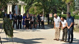 Povodom Dana pobjede kod središnjeg križa na Gradskom groblju položeni vijenci Povodom Dana pobjede kod središnjeg križa na Gradskom groblju položeni vijenci