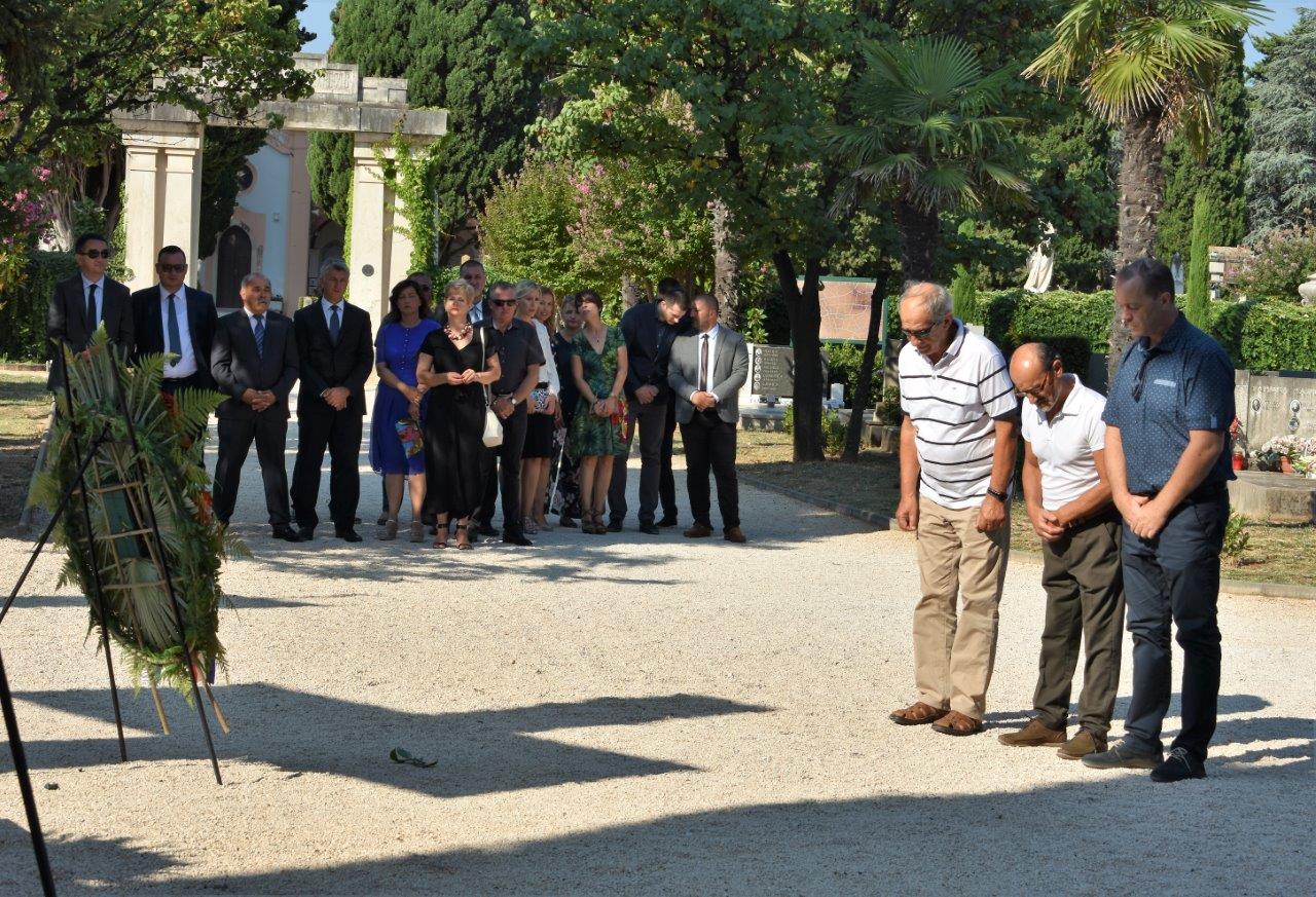 Povodom Dana pobjede kod središnjeg križa na Gradskom groblju položeni vijenci Povodom Dana pobjede kod središnjeg križa na Gradskom groblju položeni vijenci
