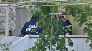 Policijski očevid u obiteljskoj kući u Vrsima, gdje se dogodilo ubojstvo i samoubojstvo Policijski očevid u obiteljskoj kući u Vrsima, gdje se dogodilo ubojstvo i samoubojstvo