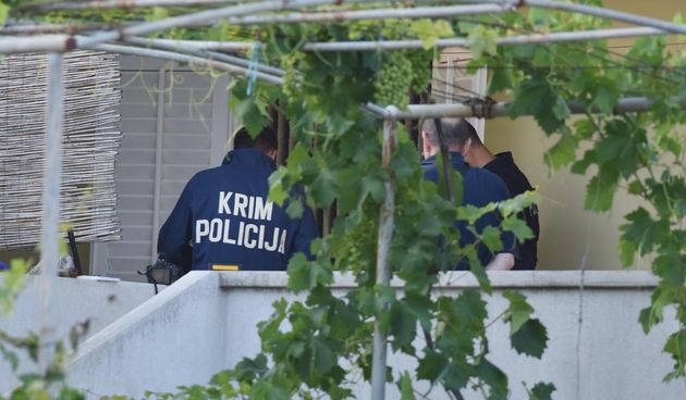 Policijski očevid u obiteljskoj kući u Vrsima, gdje se dogodilo ubojstvo i samoubojstvo