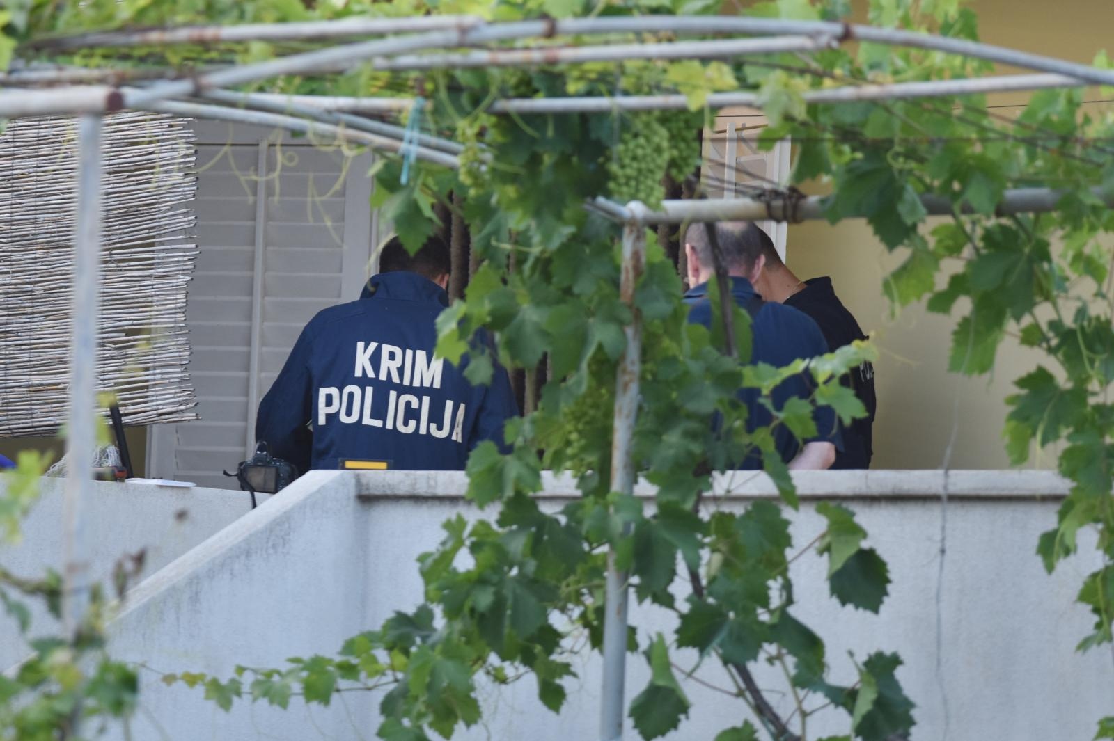 Policijski očevid u obiteljskoj kući u Vrsima, gdje se dogodilo ubojstvo i samoubojstvo Policijski očevid u obiteljskoj kući u Vrsima, gdje se dogodilo ubojstvo i samoubojstvo