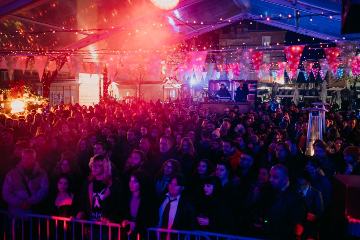 Nipplepeople @ Advent u Zadru – Božićni gramofon na Pijaci