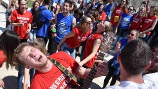 Ludijada zadarskih maturanata uz pjesmu i kupanje na Morskim orguljama. Foto: Dino Stanin/PIXSELL Ludijada zadarskih maturanata uz pjesmu i kupanje na Morskim orguljama. Foto: Dino Stanin/PIXSELL