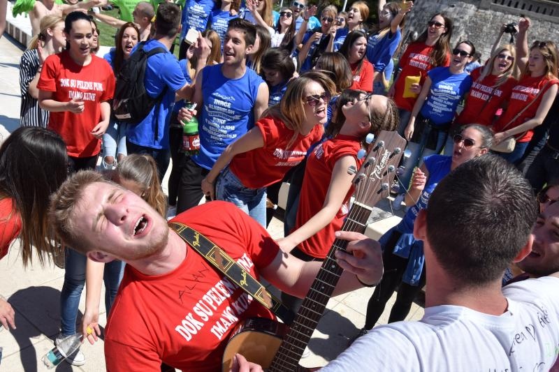 Ludijada zadarskih maturanata uz pjesmu i kupanje na Morskim orguljama. Foto: Dino Stanin/PIXSELL Ludijada zadarskih maturanata uz pjesmu i kupanje na Morskim orguljama. Foto: Dino Stanin/PIXSELL