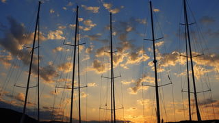 Vis 210812.
Otok Vis jedan je od najudaljenijih hrvatskih otoka koji broji nesto manje od 3 i pol tisuce stanovnika.No u vrijeme turisticke sezone otok postaje omiljena destinacija turistima od kojih je tradicionalno u kolovozu najvise Talijana.Vis ima bo