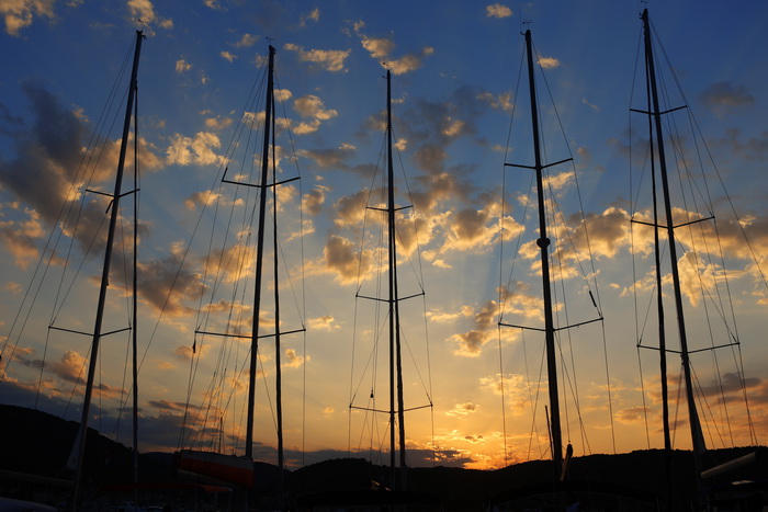 Vis 210812.
Otok Vis jedan je od najudaljenijih hrvatskih otoka koji broji nesto manje od 3 i pol tisuce stanovnika.No u vrijeme turisticke sezone otok postaje omiljena destinacija turistima od kojih je tradicionalno u kolovozu najvise Talijana.Vis ima bo