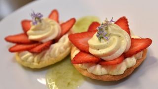 Zadar – Na prezentaciji u Impact centru Kuhar Renato Kraljev pripremao je zajedno s ucenicima tri slana i tri slatka jela s jagodama. Projektom se zeli povecati interes za uzgoj i konzumaciju jagoda u Zadarskoj zupaniji. Photo: Dino Stanin/PIXSELL Autor