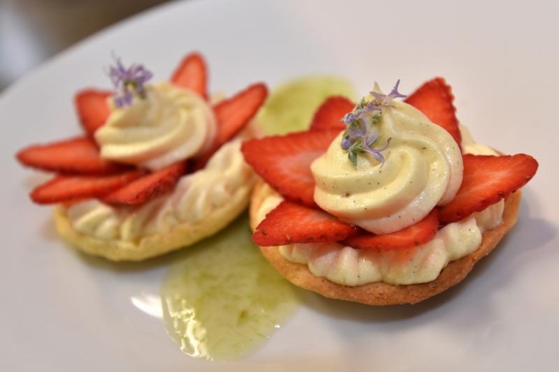 Zadar – Na prezentaciji u Impact centru Kuhar Renato Kraljev pripremao je zajedno s ucenicima tri slana i tri slatka jela s jagodama. Projektom se zeli povecati interes za uzgoj i konzumaciju jagoda u Zadarskoj zupaniji. Photo: Dino Stanin/PIXSELL Autor