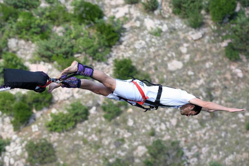 28.6.2014., Maslenica – Gimnasticar Marijo Moznik otvorio je sezonu bungee skokova s Maslenickog mosta. On je izveo dvostruki salto s uronom u more. Photo: Dino Stanin/PIXSELL